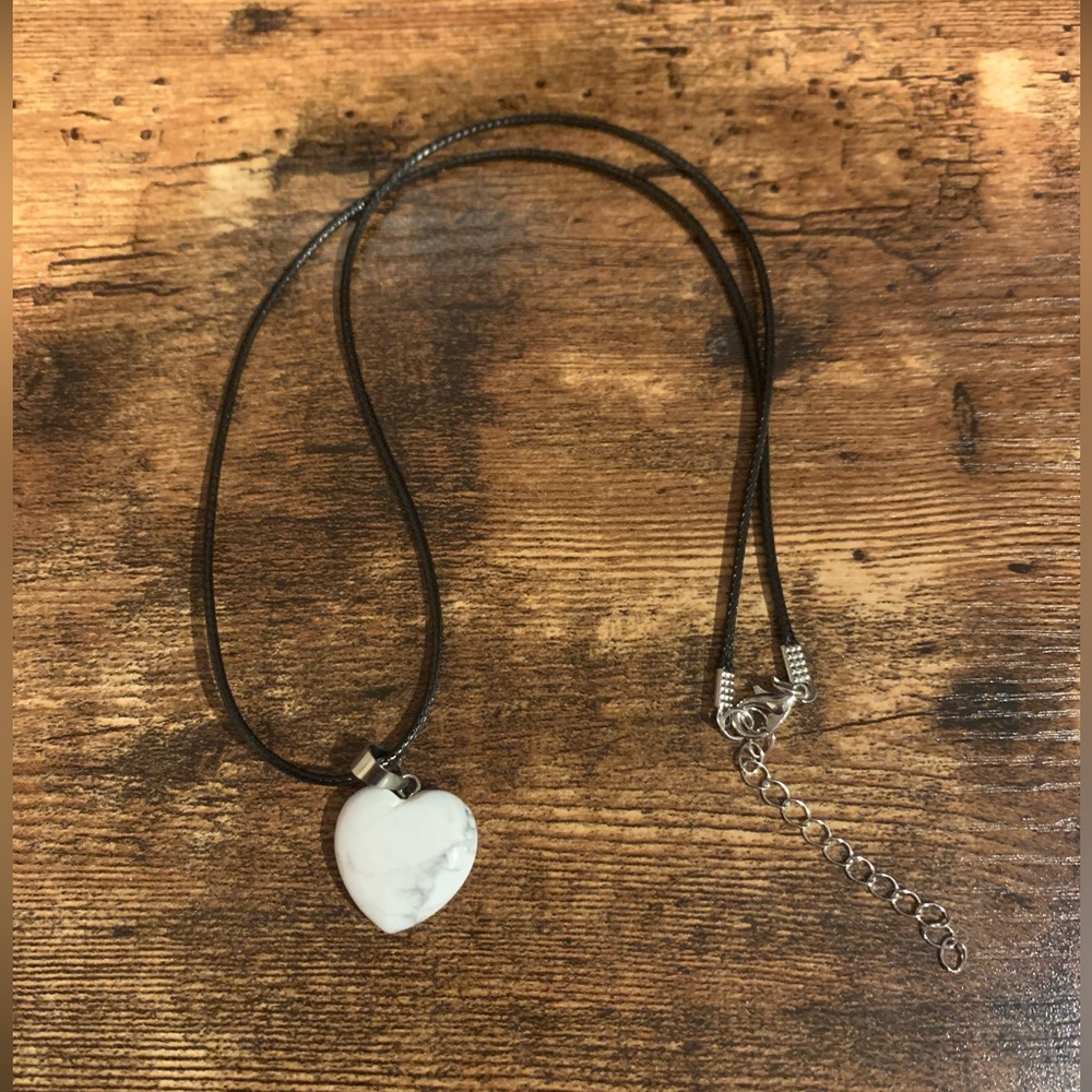 NWT Howlite Heart Necklace